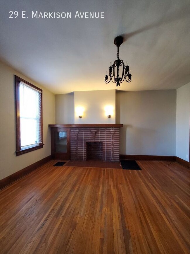 Building Photo - Spacious Townhome with Original Features A...