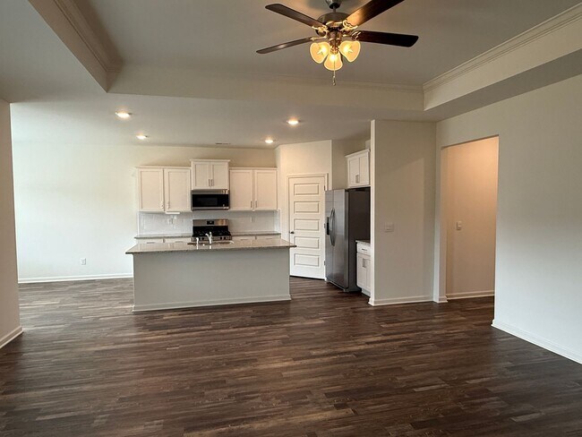 Building Photo - Springville Schools One Level 4 Bedroom / 3 Bathroom/ 3 Car Garage