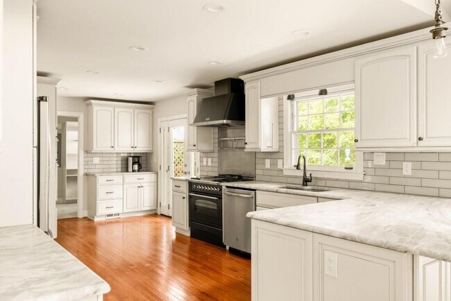Building Photo - 2646 Caladium Dr NE