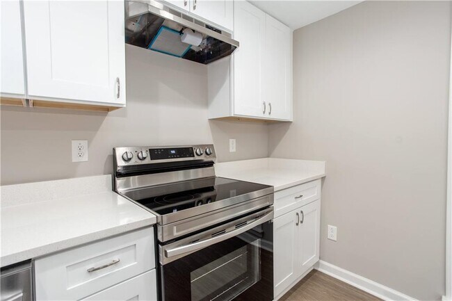 Building Photo - 5647 Queensborough Dr