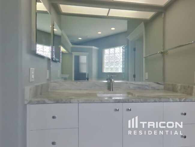 Building Photo - 10259 Silverado Cir