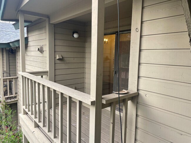 Building Photo - Two Bedroom, Two Bathroom Florida Rd Apt with Convenient Location!