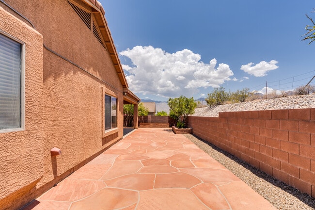 Building Photo - 677 W Pizzicato Ln
