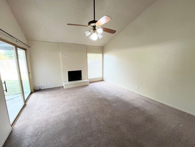 Building Photo - North Merced: $1950 3 bedroom 2 bathroom *