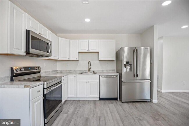 Building Photo - 906 Elfin Ave