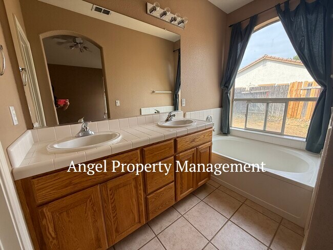 Building Photo - 2125 Galen Dr