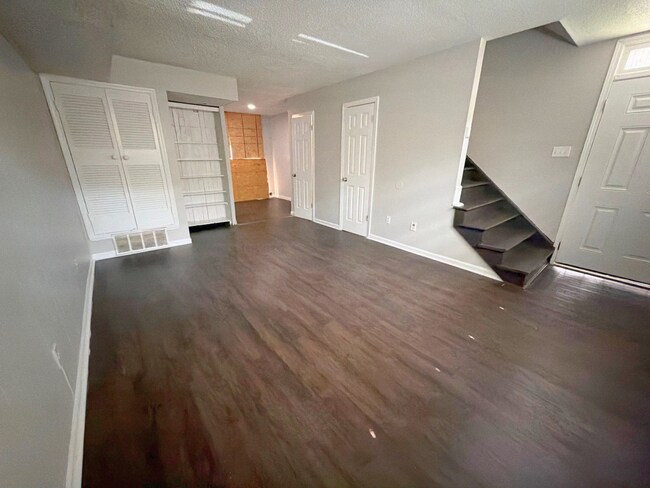 Building Photo - Beautifully Renovated 2 Bed / 1.5 Bath Townhome – Move-In Ready!