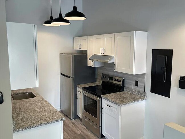 Building Photo - 555 Main St