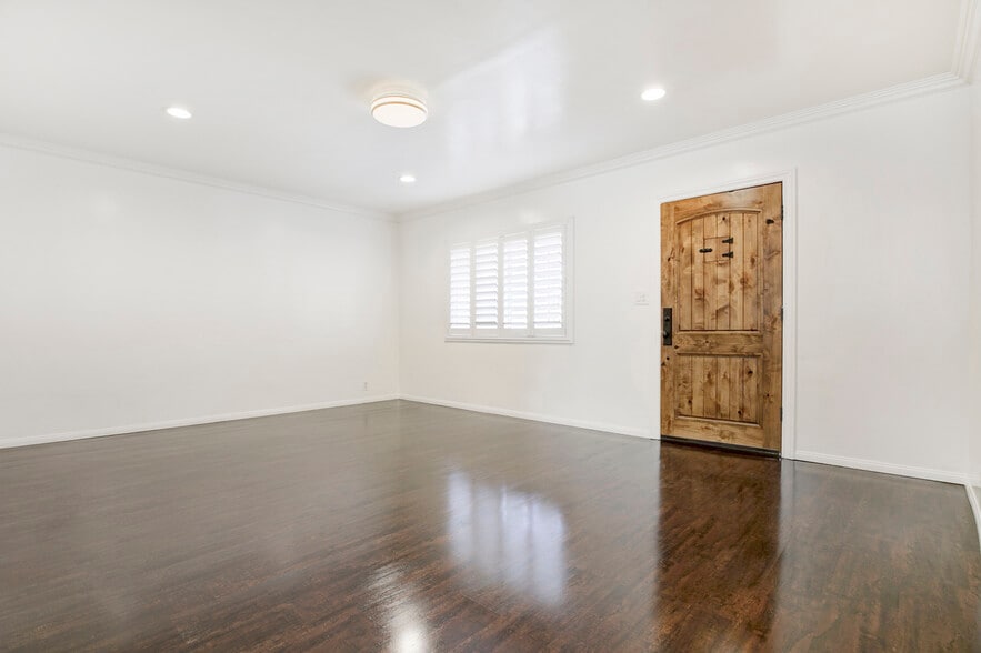 Building Photo - 12156 Vanowen St