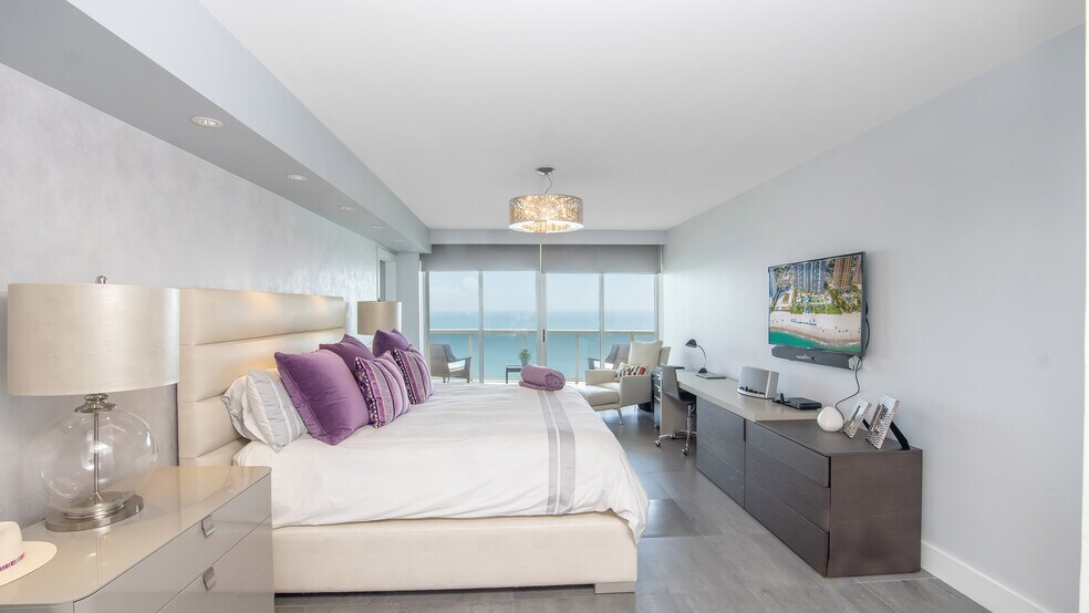 Primary Ensuite Oceanfront - 17555 Collins Ave