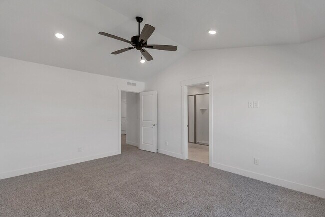 Building Photo - 2 Wks FREE | Modern 3-Bedroom, 2.5-Bathroom Townhome Near Highway 6 and I-15 - END UNIT