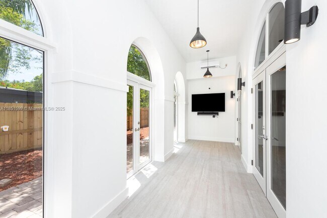 Building Photo - 3875 Park Ave