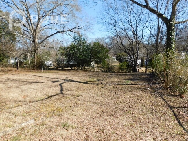 Building Photo - 909 5 Mile Rd