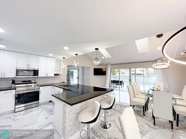 Building Photo - 2060 Amesbury Cir