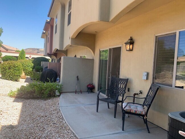 Building Photo - Gorgeous St. George Townhome