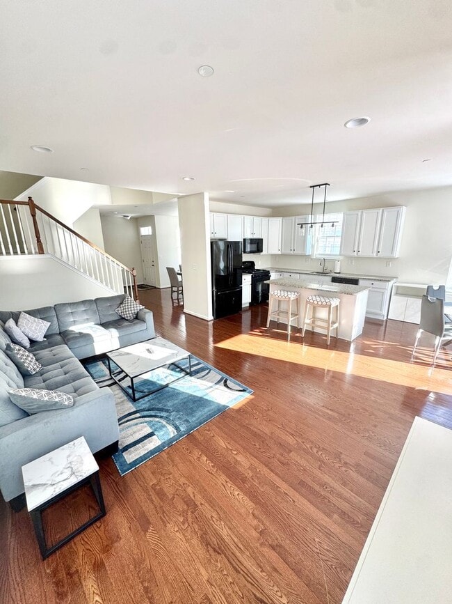 Building Photo - THREE BEDROOM TOWNHOME- PARKLAND SCHOOLS!