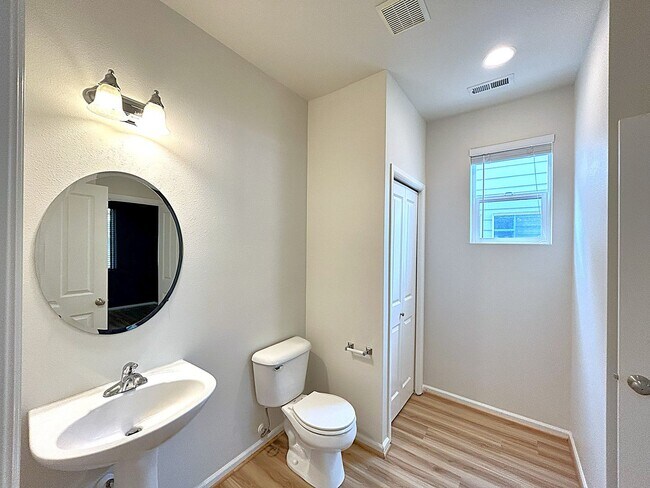 Building Photo - Beautifully appointed 4-Bedroom 2-bathroom...