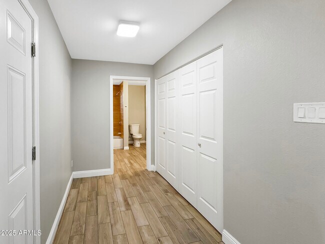 Building Photo - 1206 E Greenway Dr