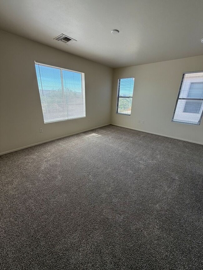 Building Photo - House For Rent