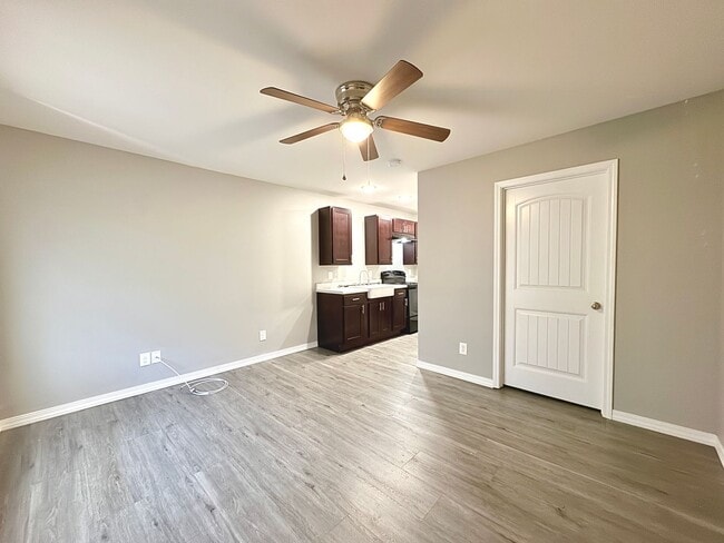 Building Photo - 1 Bedroom/ 1 Bathroom Triplex Unit in Sout...