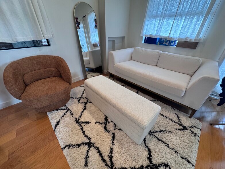 Building Photo - 2118 Kew Dr