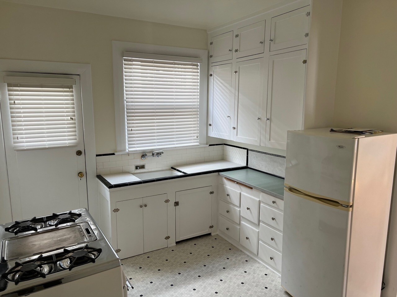 Building Photo - 218 Strand St