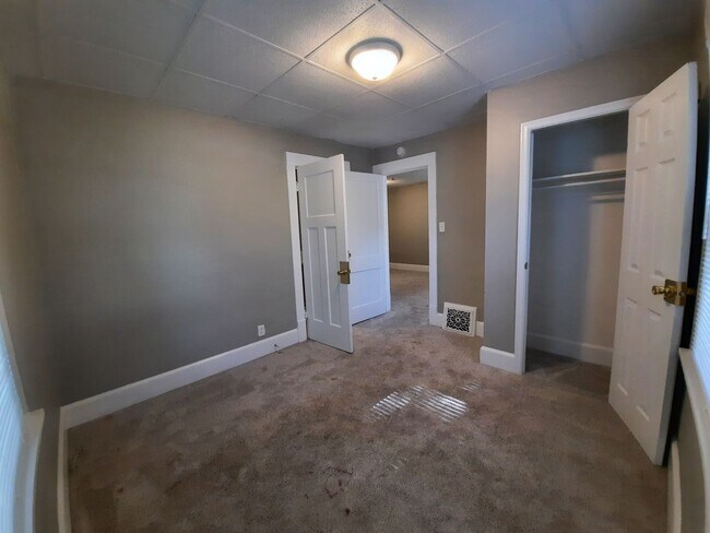 Building Photo - 3 Bedroom Home with a Fenced Yard and BEAU...