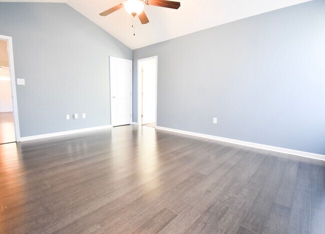 Building Photo - 3 Bedroom 2 Bath Home-Pets Allowed