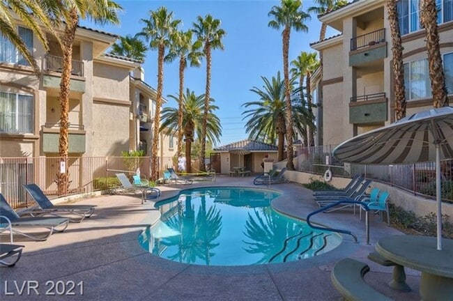 Building Photo - Resort-Style Living in the Gated Vistana C...