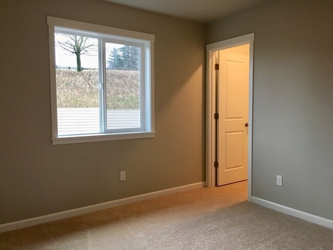 Building Photo - Well-Appointed 4BR/2.5BA Home with Spacious Living Areas & Modern Kitchen