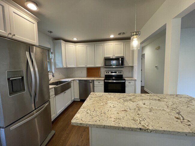 Building Photo - 1113 Craigmont Dr