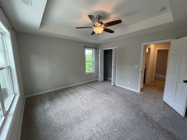 Building Photo - Oakley - Modern Three Bedroom