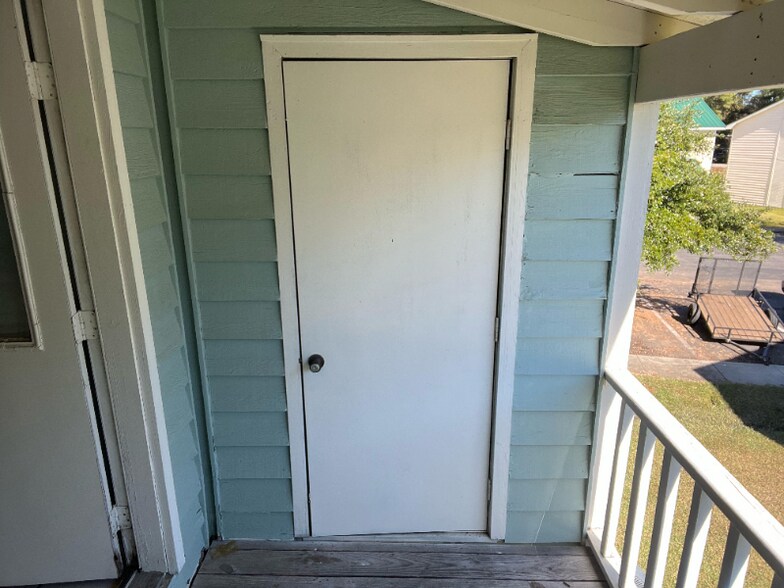 Building Photo - 1226 Shalom Dr