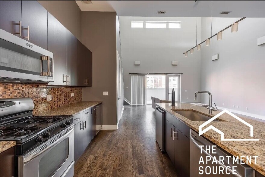 Building Photo - 1008 W Lake St