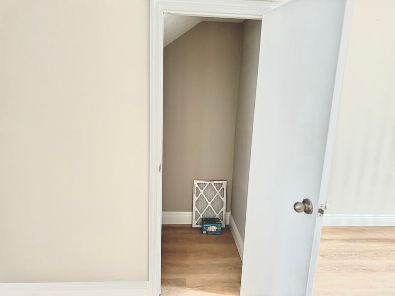 Building Photo - 6054 Amberly Ct