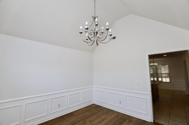 Building Photo - 3065 Temple Rd