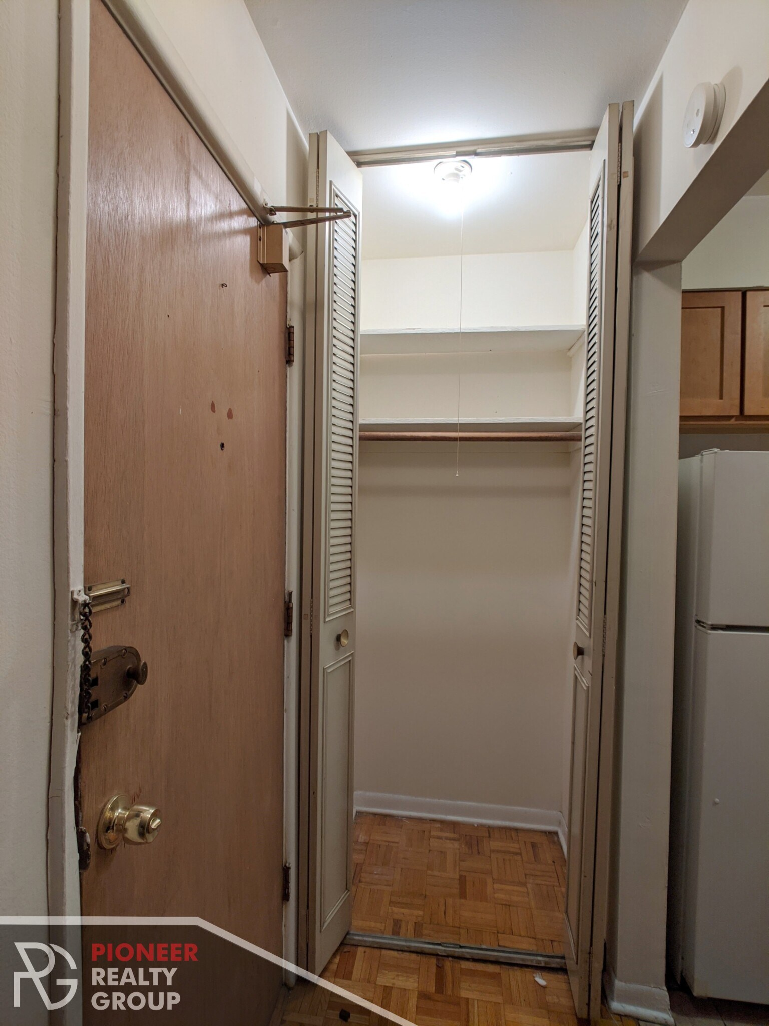 Building Photo - 510 W Briar Pl