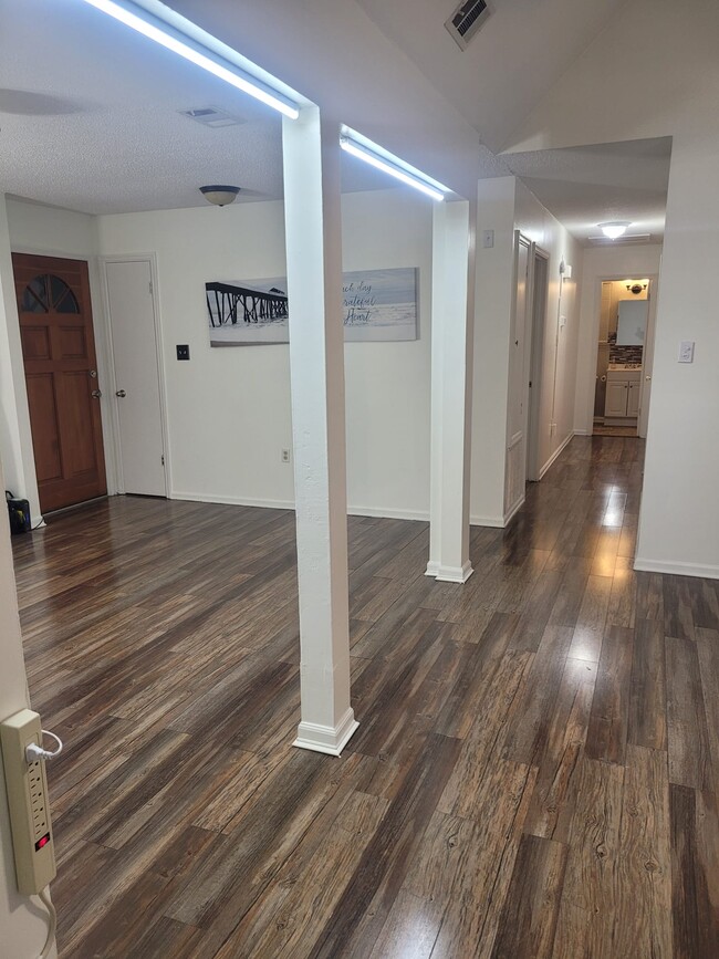 Building Photo - 139 Thomas Dr
