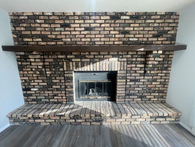 Building Photo - Home For Rent Bellevue.