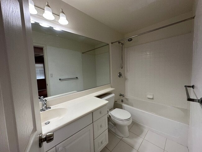 Building Photo - Beautiful & Spacious Pet-Friendly Home at ...
