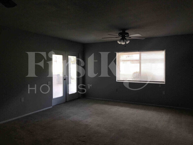 Building Photo - 4826 W Paradise Ln