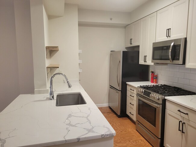 Building Photo - Stunning 1 BR with a Den/2 BA Condo in Wes...