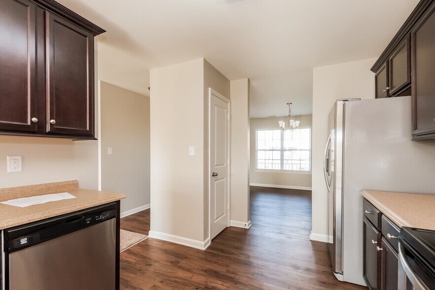 Building Photo - 1537 Summer View Ln