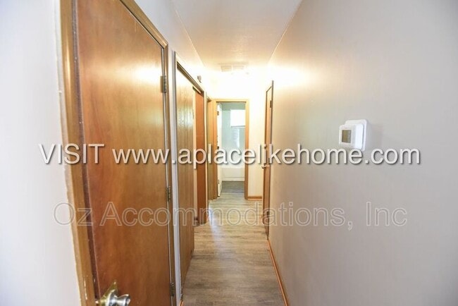 Building Photo - 119 SE Greystone Dr