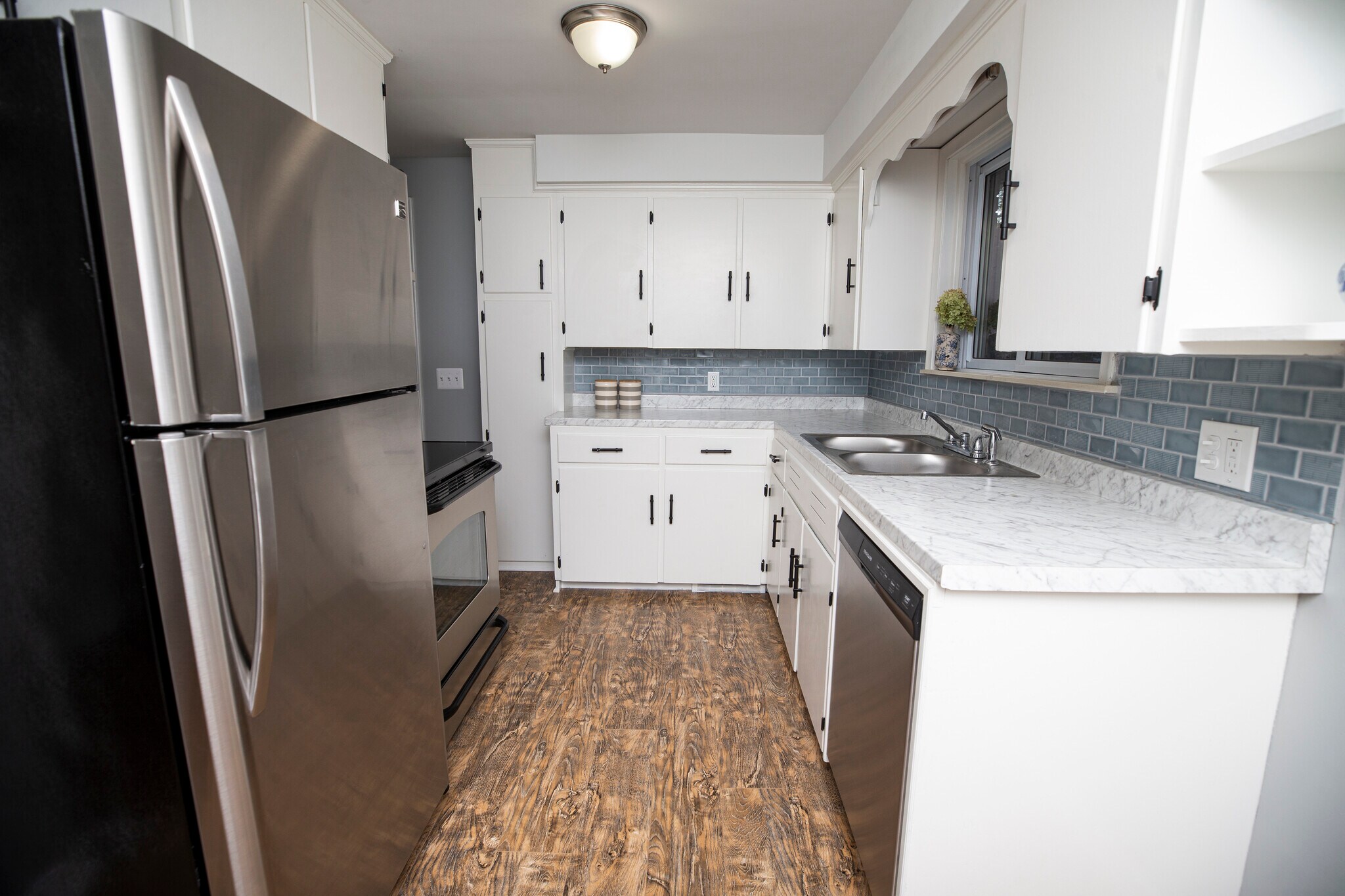 Building Photo - 1327 N Oak St