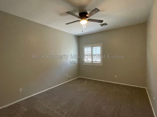 Building Photo - 3632 W Jacksonville Dr
