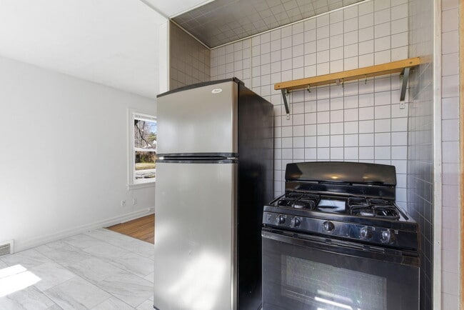 Building Photo - 1420 S Pickwick Ave