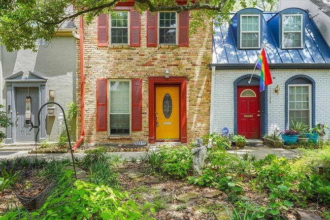 Primary Photo - Bright & Updated 2-Bedroom Townhouse in Qu...