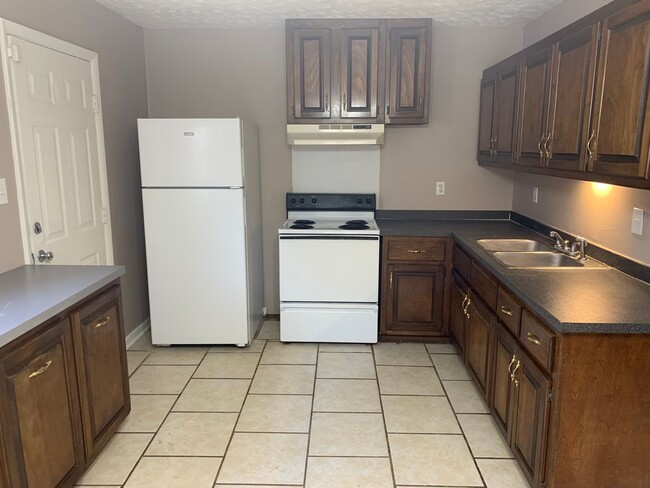 Building Photo - Two bedroom Townhouse! (Shameika)