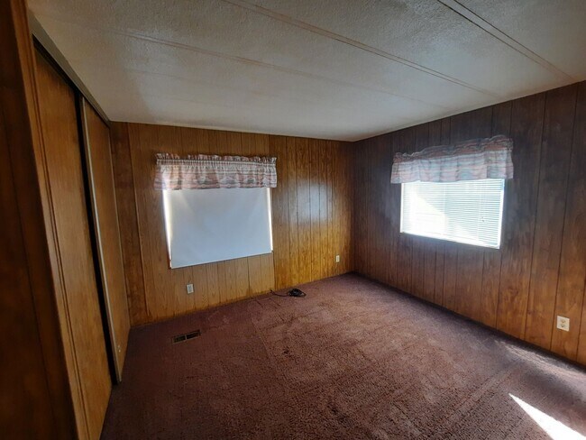 Building Photo - 1st Month Free!! 2 Bedroom/2Bath Mobile home with Arizona Room and Fully Fenced Yard.